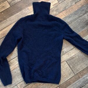 EUC Women’s 100% cashmere Navy Sweater
